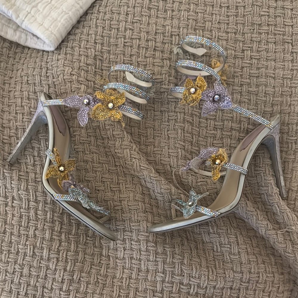 Chic Silver and Gold Heels with Elegant Design